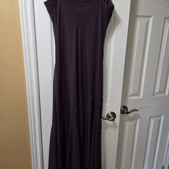 Women's gown with flared hem - size 16 (fits like a 14) - Picture 4 of 7